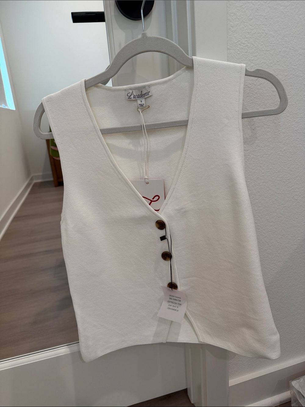 L'Academie White V-Neck Buttoned Sleeveless Sweater Vest - Picture 4 of 5